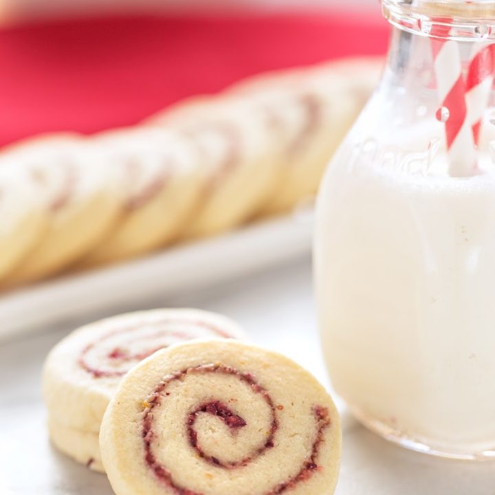 These cranberry orange pinwheels cookies make a great holiday treat! #chrismtascookies