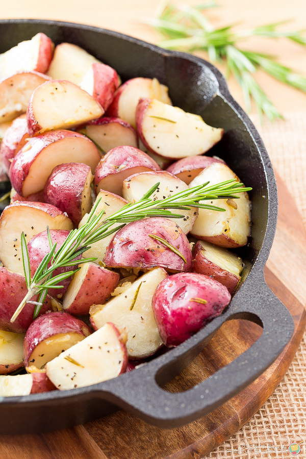 In one skillet you can roast and serve these flavorful potatoes with rosemary! A great and easy side dish! Skillet Roasted Potatoes with Rosemary | Cooking on the Front Burner